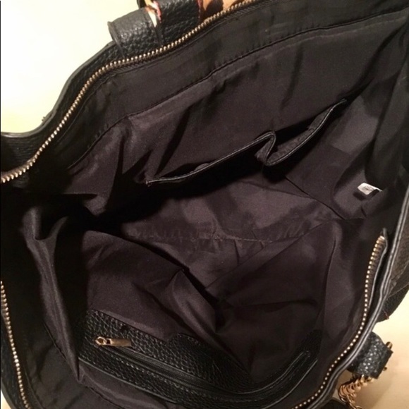 🎉HP!🎉 Classic Black Chic Tote - Picture 3 of 4